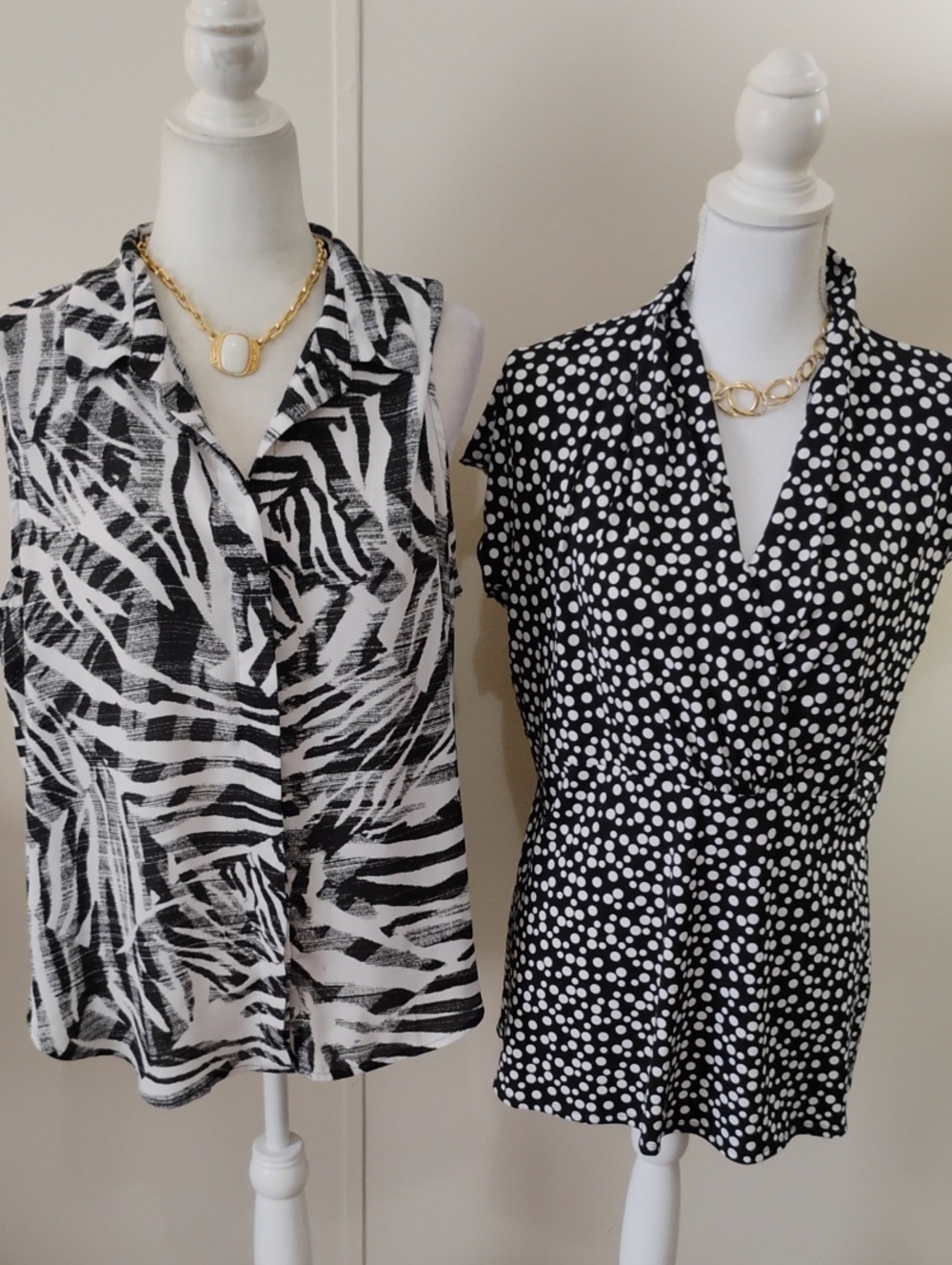 Black & White Printed Sleeveless V-Neck Tops